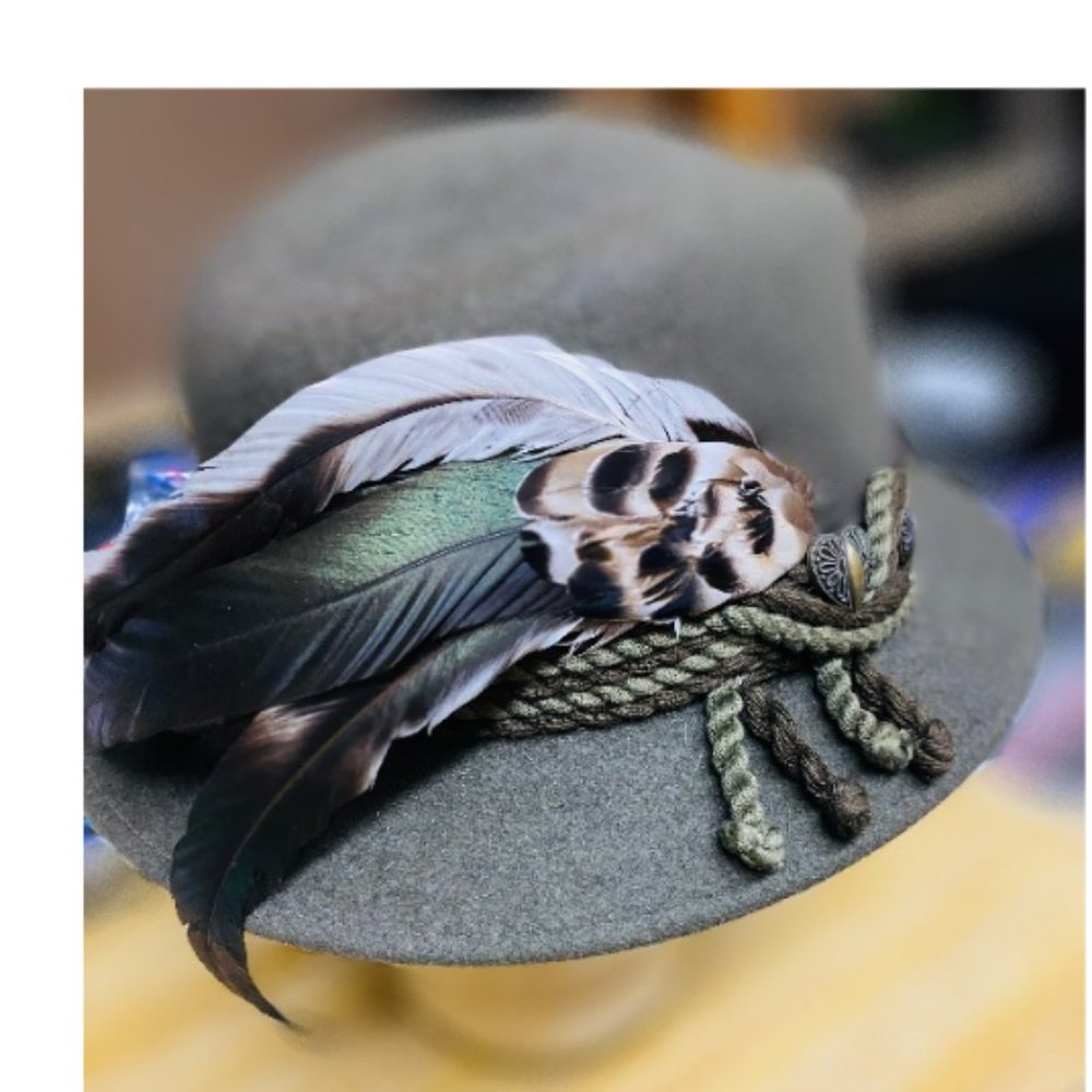 AUSTRALIAN GREEN HAT WITH FEATHER ACCENT